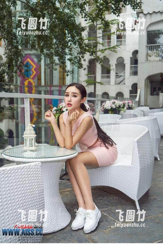 AISS爱丝(钻石版) - 何冉的私房独白：水晶亮丝在图片中的舞蹈