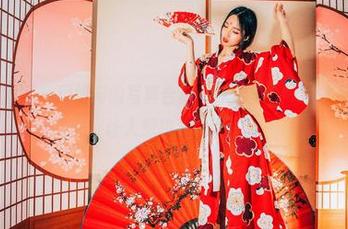 GIRLT果团网 - 周妍希的写真合集：泳池里的欢乐水花，咋这么让人想跳进去呢？