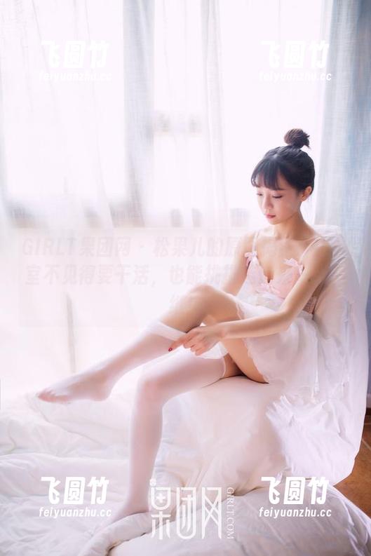 GIRLT果团网-松果儿 GIRLT果团网 - 松果儿的原图揭露:办公室不见得要干活,也能挑挑选选来一张壁纸!