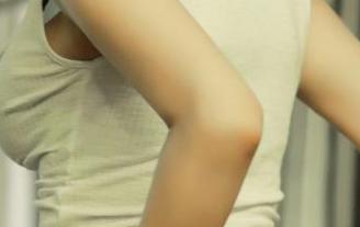 Hyoyeon(김효연)带你看眼镜美图，这脸被镜框衬托得真不错。