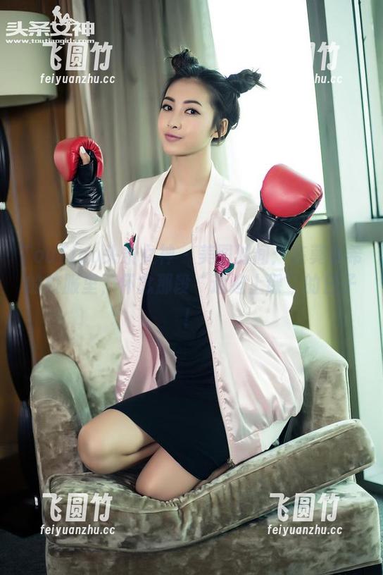 TouTiao头条女神 - 美图时间：在莫小希的校服里，怀念那段“逼迫上课”的日子！