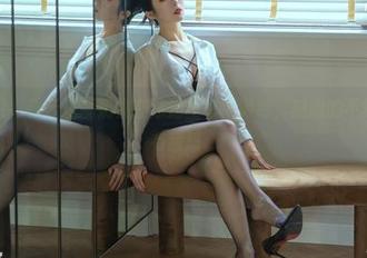 全套图片，看云溪溪奶桃在泳池里悠哉游哉，刻意的不刻意，真有意思。
