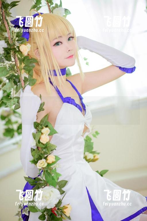 亚缇arty的夏天：全套写真，花和草的争宠游戏？