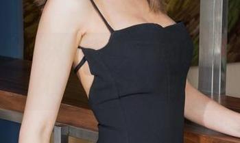 克拉女神 - 宋智珍校服秀的最新合集，原来校园也能这么别致。