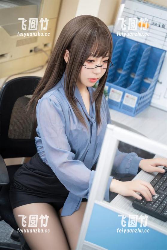 听说嗷呜虎虎的短裙COS里有槽点，原图一看原来如此。