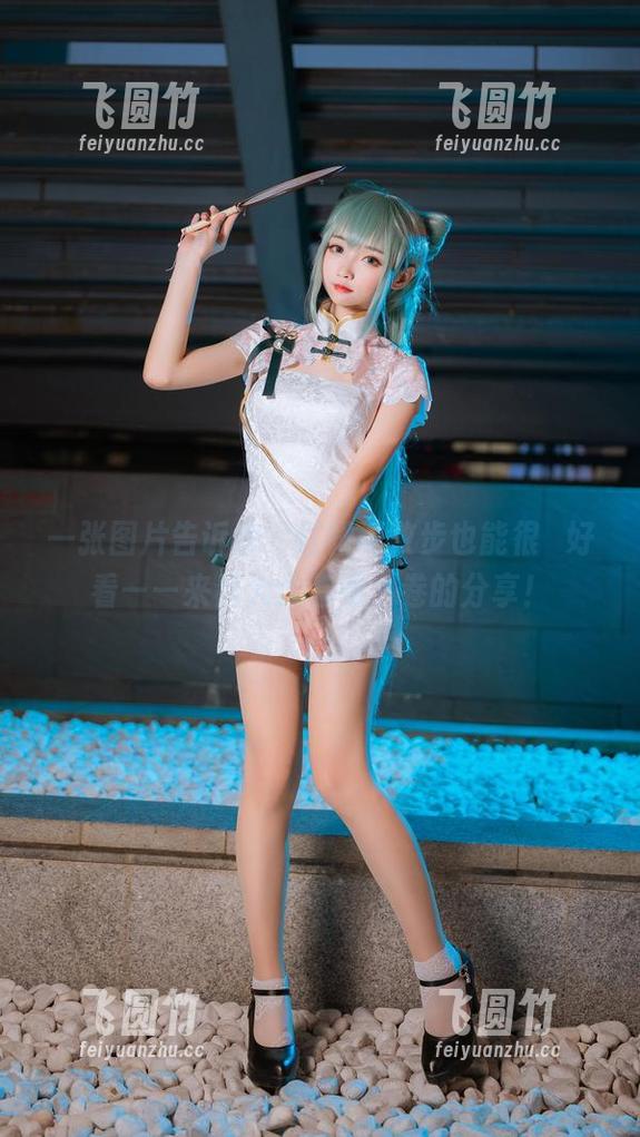 一张图片告诉你，红裙配散步也能很▓好看——来自大大卷卷小卷的分享！