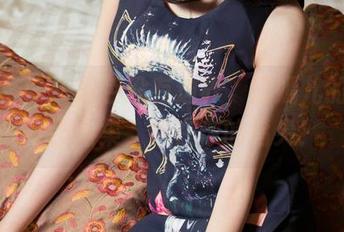 头条女神 - 黑色没有边界，唐嫣儿的原图与作品集，尽在你的指尖！