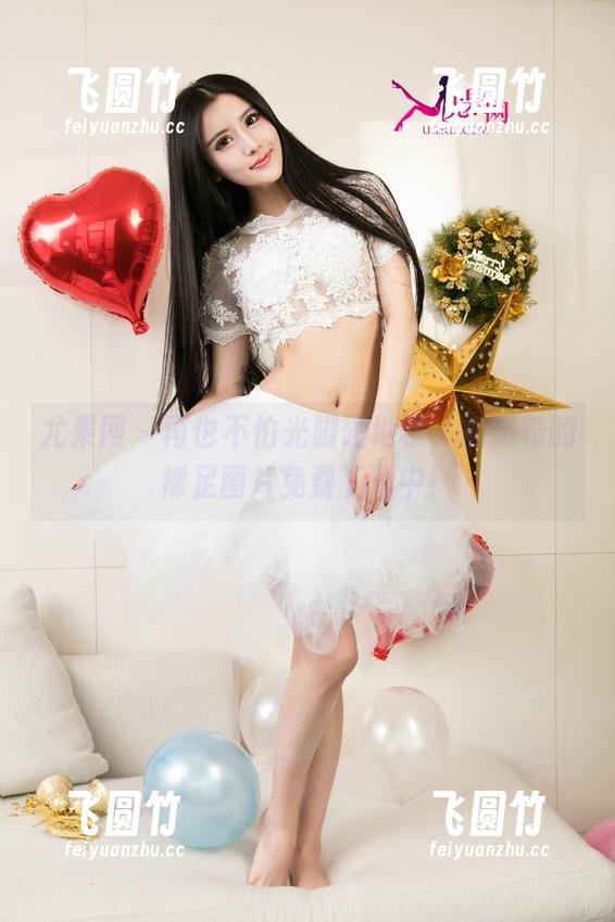 尤果网 - 再也不怕光脚碰地板，周妍希的裸足图片免费下载中！