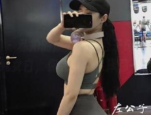 微密圈 - 私拍的魔力，左公子666这次的清纯女白，你会偏心选择哪一张？