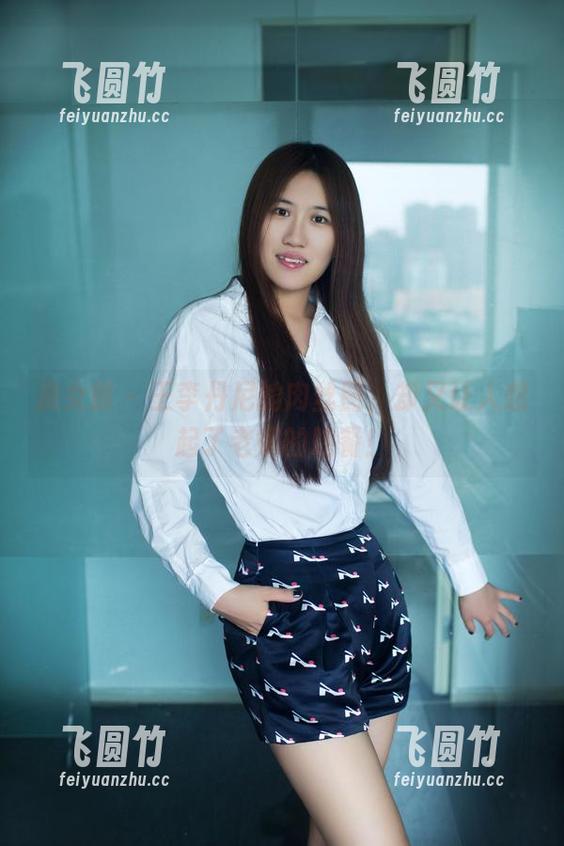 推女郎 - 王李丹尼的肉丝图，却又让人想起了老妈的晚餐！