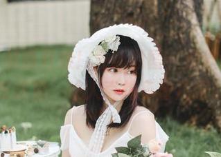 女仆套装再升级！最新原图，是依酱吖站在这里，让人直想多看几眼。