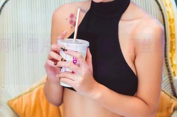 果团网 - 图片里的龚玥菲，蕾丝透透的，但先别想歪……