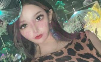 微密圈 - 看！梦露veronica夏天的原图，似乎草地上有小秘密？