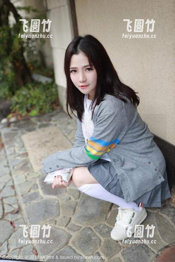模范学院-小奶瓶呜呜 模范学院 - 小奶瓶呜呜带你看照片,套装地板上都是、连穿这还不乖!