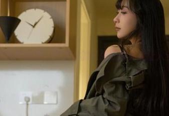 悄悄置入的吊带元素，浅安安的这张原图真能让人多看几眼。