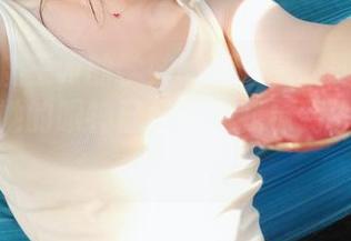 眼酱大魔王w的学妹图集分享：即使不用语言，她的眼神已经能把我撩到失去理智！