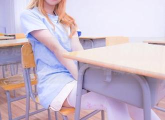 该不会是洗衣液的广告吧？神乐坂真冬的蓝白死库水私拍原图一看就觉得奇妙！