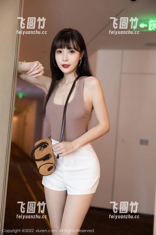 秀人网-文芮jeninfer 秀人网 - 文芮jeninfer的粉色吊裙动起来了,免费的写真,像在悄悄问你:你爱吗?