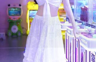 秀人网 - 泳池中的李丽莎：精选写真集，有些角度我甚至感到一阵难以言喻的惆怅。