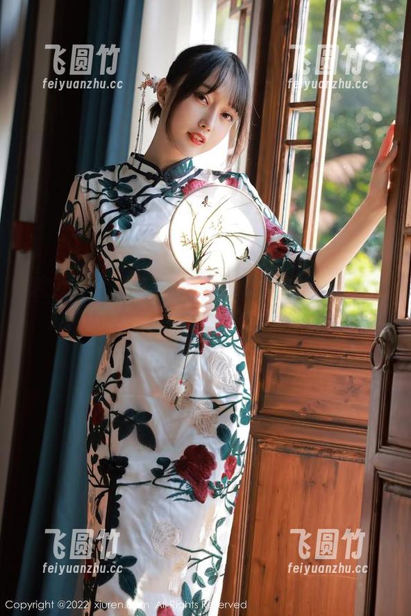 秀人网 - 李佳芮Cherie的泳池合集，水波的摇晃中，心事就这么飘了出去。