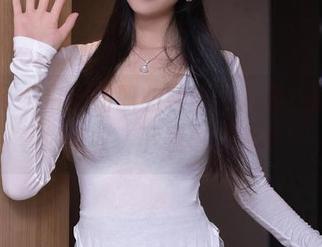 秀人网 - 白甜的职业装上天入地，图集等着你来收，下载也超简单！