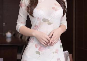 秀人网 - 雨儿baby的学姐作品集，今天是专属黄色小雨伞更新日！