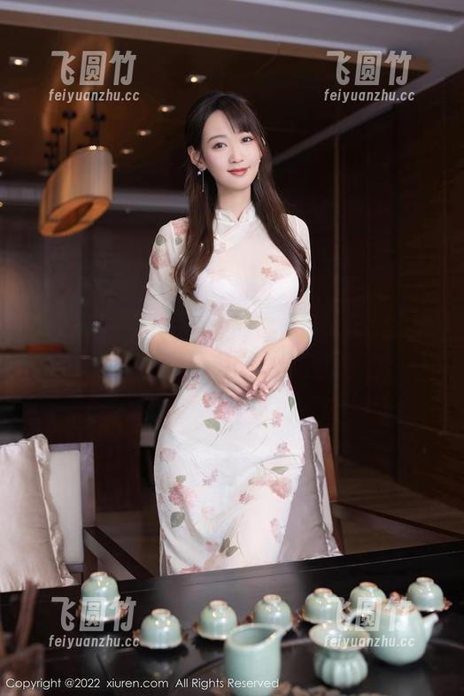 秀人网 - 雨儿baby的学姐作品集，今天是专属黄色小雨伞更新日！