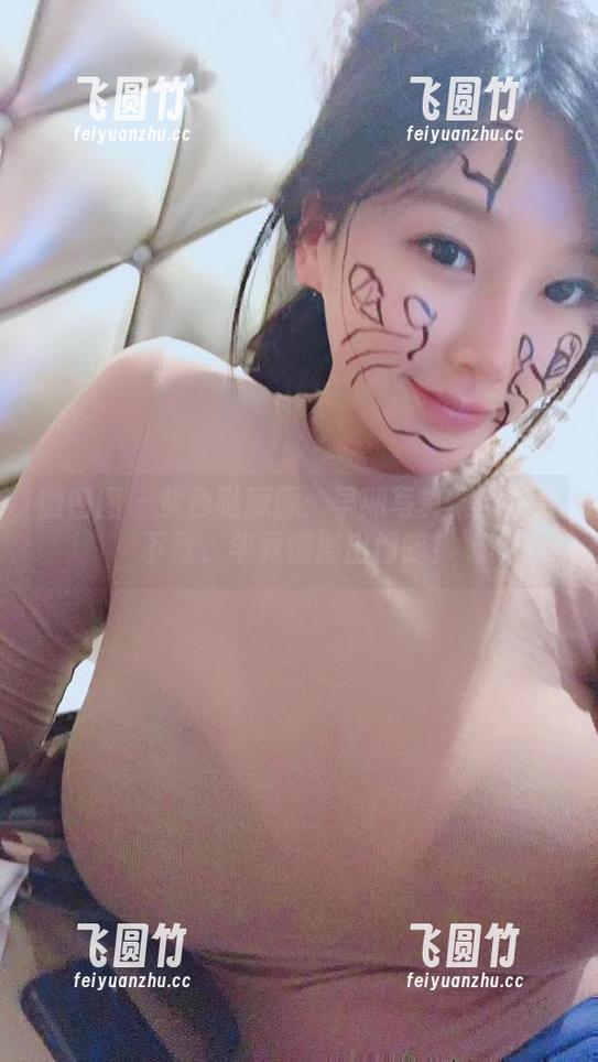 微密圈 - 紫色哒豚豚：早期写真集当然要下载，毕竟懒得出门嘛！