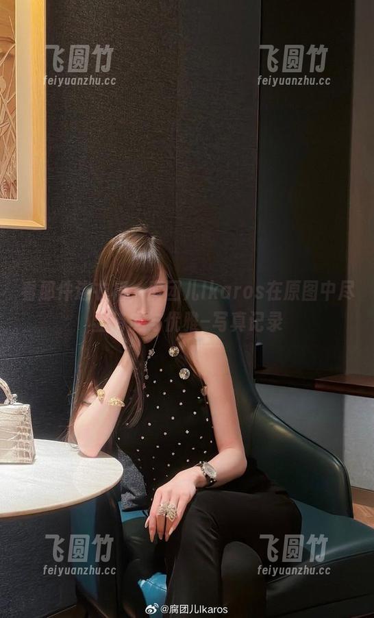 腐团儿Ikaros 看那件连衣裙,腐团儿Ikaros在原图中尽显俏皮与优雅–写真记录