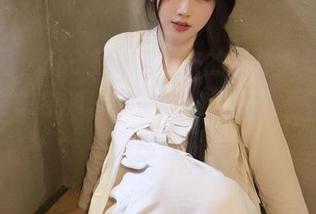 微密圈 - 轩子巨2兔带来的女仆装美图，让你在想象和现实中穿梭，无处不在的套图魔力！