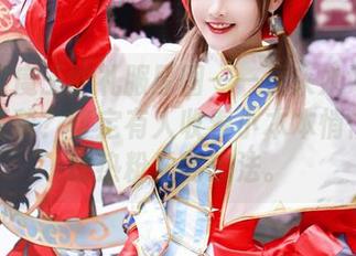 露儿大魔王的礼服原图——看来她好像在征服红毯？肯定有人收着小本本悄悄记录狂热粉丝的想法。