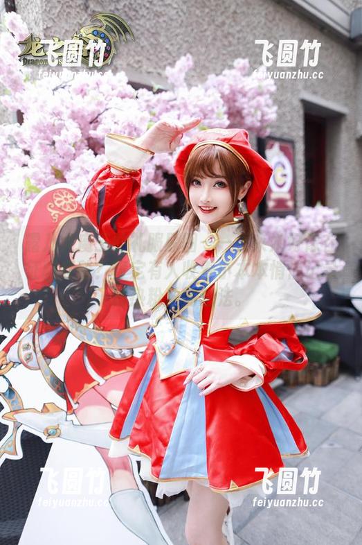 露儿大魔王 露儿大魔王的礼服原图——看来她好像在征服红毯?肯定有人收着小本本悄悄记录狂热粉丝的想法。