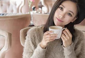 青豆客 - 最新的艾小青，女王时候到，套图好像在召唤什么呢？