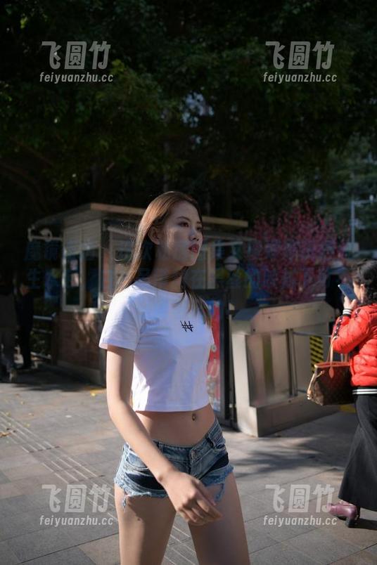 魔镜街拍-婷婷 魔镜街拍 - 这次私房图集又被婷婷玩得风生水起,白色吊带裙在黑丝的映衬下可不是闹着玩的!