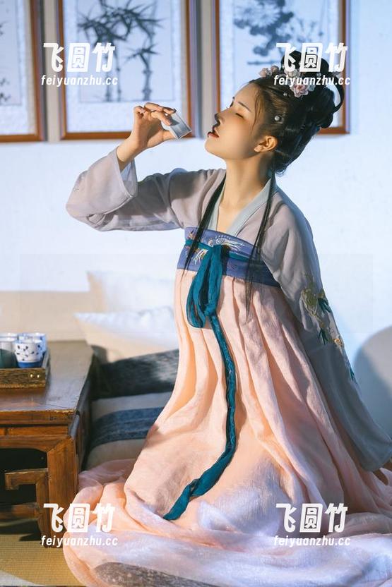 鹿八岁baby “鹿八岁baby”的新写真尝试:当室内变成摇滚乐队的绿主题,谁敢说不喜欢?